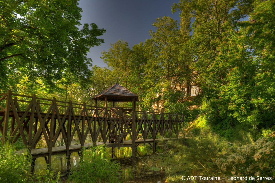 7_pont-a-deux-niveaux-au-parc-leonardo-da-vinci-chateau-du-clos-luce_leonard-de-serres_2030-12-31_medium